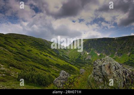 Vue sur les sommets des hautes montagnes environnantes près de la montagne Brestová près de la ville Zuberec. Rohace, Tatra haute montagne, Slovaquie. Banque D'Images