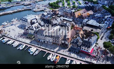 Drone point de vue d'un autre côté du monument historique de Honfleur petite ville antique entre le Havre et Deauville sur la côte de la Manche en Normandie. Extérieur c Banque D'Images