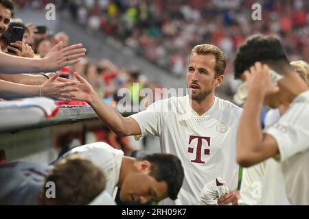 Munich, Allemagne. 12 août 2023. Harry KANE (FC Bayern Munich) haut-cinq des fans, des fans de football. Football DFL Supercup 2023/FC Bayern Munich - RB Leipzig le 12 août 2023 à Munich ALLIANZAREN A. ? Crédit : dpa Picture alliance/Alamy Live News Banque D'Images