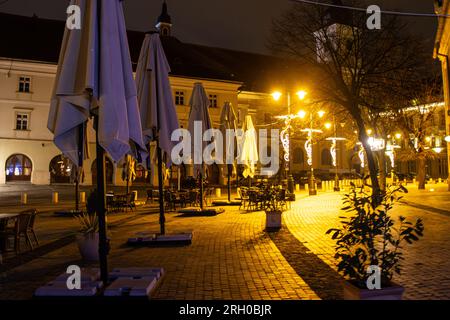 Café de rue vide la nuit à Sibiu, Roumanie Banque D'Images