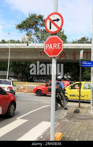 salvador, bahia, brésil - 11 août 2023 : les panneaux de signalisation indiquent arrêt obligatoire et interdit tourner à droite dans une rue de la ville de Salvador. Banque D'Images