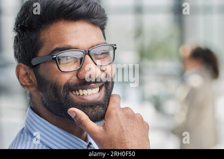 Gros plan photo portrait d'un homme d'affaires prospère et heureux, investisseur masculin avec des lunettes et de la barbe Banque D'Images
