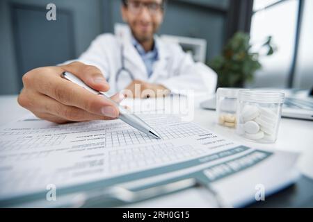 médecin prenant des notes ou une recette avec un stylo à crayon et du papier pour l'infirmière du patient gros plan. hôpital médical Banque D'Images