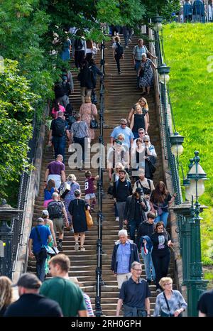 Les gens grimpent les marches rénovées de Playfair sur le monticule à Édimbourg, Écosse, Royaume-Uni Banque D'Images