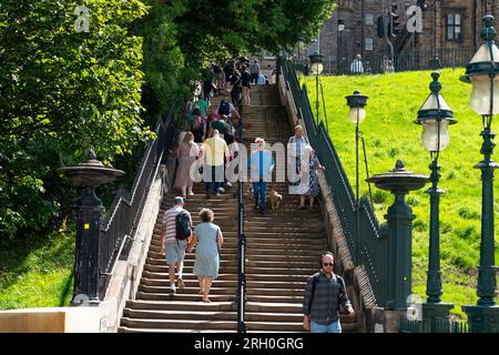 Les gens grimpent les marches rénovées de Playfair sur le monticule à Édimbourg, Écosse, Royaume-Uni Banque D'Images
