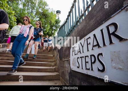 Les gens grimpent les marches rénovées de Playfair sur le monticule à Édimbourg, Écosse, Royaume-Uni Banque D'Images