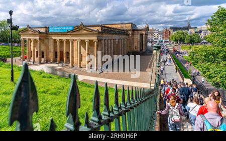 Les gens grimpent les marches rénovées de Playfair à côté du musée Scottish National Gallery sur le monticule à Édimbourg, Écosse, Royaume-Uni Banque D'Images