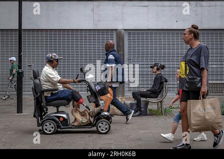 Londres, Royaume-Uni. 12 août 2023. Grande-Bretagne ralentissement économique. Les grandes entreprises indépendantes cessent leurs activités à West Croydon. Alors que la Banque d'Angleterre et le Fonds monétaire international ont déclaré que le Royaume-Uni ne tombe pas dans une récession, certains experts ne sont pas convaincus. Une analyse récente de Bloomberg suggère qu’une récession britannique d’un an devrait commencer au quatrième trimestre de 2023 si la BoE relève le taux de base à 5,75% d’ici novembre. Crédit : Guy Corbishley/Alamy Live News Banque D'Images