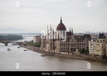 Le Parlement hongrois se dresse au milieu d'un gris serein Banque D'Images