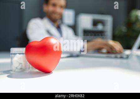 Docteur homme tenant le coeur rouge, concept de cardiologie. Banque D'Images