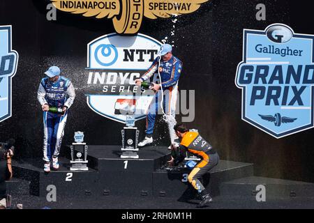 Indianapolis, États-Unis. 12 août 2023. INDIANAPOLIS, INDIANA - AOÛT 12 : les pilotes Indy car, de gauche à droite, Rahal Letterman Lanigan Racing Graham Rahal (15) des États-Unis, Chip Ganassi Racing Scott Dixon (9) de la Nouvelle-Zélande, et le pilote d'Arrow McLaren SP Pato O'Ward (5) du Mexique célèbre avec champaign sur le podium après le Grand Prix Gallagher 2023 à Indianapolis Motor Speedway le 12 août 2023 à Indianapolis, Indiana. Dixon a gagné la course, Rahal a terminé deuxième, et O'Ward troisième. ( Crédit : Jeremy Hogan/Alamy Live News Banque D'Images