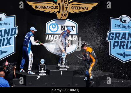 Indianapolis, États-Unis. 12 août 2023. INDIANAPOLIS, INDIANA - AOÛT 12 : les pilotes Indy car, de gauche à droite, Rahal Letterman Lanigan Racing Graham Rahal (15) des États-Unis, Chip Ganassi Racing Scott Dixon (9) de la Nouvelle-Zélande, et le pilote d'Arrow McLaren SP Pato O'Ward (5) du Mexique célèbre avec champaign sur le podium après le Grand Prix Gallagher 2023 à Indianapolis Motor Speedway le 12 août 2023 à Indianapolis, Indiana. Dixon a gagné la course, Rahal a terminé deuxième, et O'Ward troisième. ( Crédit : Jeremy Hogan/Alamy Live News Banque D'Images