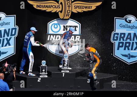 Indianapolis, États-Unis. 12 août 2023. INDIANAPOLIS, INDIANA - AOÛT 12 : les pilotes Indy car, de gauche à droite, Rahal Letterman Lanigan Racing Graham Rahal (15) des États-Unis, Chip Ganassi Racing Scott Dixon (9) de la Nouvelle-Zélande, et le pilote d'Arrow McLaren SP Pato O'Ward (5) du Mexique célèbre avec champaign sur le podium après le Grand Prix Gallagher 2023 à Indianapolis Motor Speedway le 12 août 2023 à Indianapolis, Indiana. Dixon a gagné la course, Rahal a terminé deuxième, et O'Ward troisième. ( Crédit : Jeremy Hogan/Alamy Live News Banque D'Images