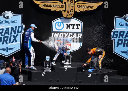 Indianapolis, États-Unis. 12 août 2023. INDIANAPOLIS, INDIANA - AOÛT 12 : les pilotes Indy car, de gauche à droite, Rahal Letterman Lanigan Racing Graham Rahal (15) des États-Unis, Chip Ganassi Racing Scott Dixon (9) de la Nouvelle-Zélande, et le pilote d'Arrow McLaren SP Pato O'Ward (5) du Mexique célèbre avec champaign sur le podium après le Grand Prix Gallagher 2023 à Indianapolis Motor Speedway le 12 août 2023 à Indianapolis, Indiana. Dixon a gagné la course, Rahal a terminé deuxième, et O'Ward troisième. ( Crédit : Jeremy Hogan/Alamy Live News Banque D'Images