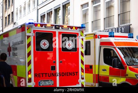 Munich, Allemagne. 12 août 2023. Ambulance avec Bluelight le 12 août 2023 à Munich, Allemagne. (Photo Alexander Pohl/Sipa USA) crédit : SIPA USA/Alamy Live News Banque D'Images