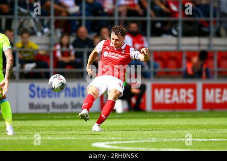 AESSEAL New York Stadium, Rotherham, Angleterre - 12 août 2023 Ollie Rathbone (18) de Rotherham United - pendant le match Rotherham v Blackburn, Sky Bet Championship, 2023/24, AESSEAL New York Stadium, Rotherham, Angleterre - 12 août 2023 crédit : Arthur Haigh/WhiteRosePhotos/Alamy Live News Banque D'Images