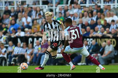 Newcastle le samedi 12 août 2023. Anthony Gordon de Newcastle United affronte Leon Bailey d'Aston Villa lors du match de Premier League entre Newcastle United et Aston Villa à St. James's Park, Newcastle le samedi 12 août 2023. (Photo : Michael Driver | MI News) crédit : MI News & Sport / Alamy Live News Banque D'Images