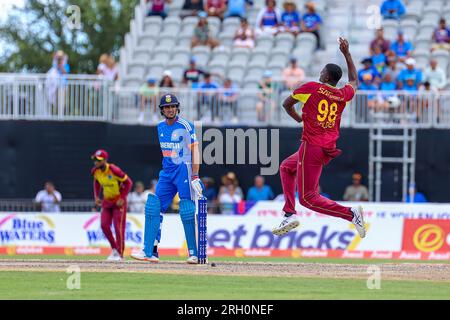 Fort Lauderdale, États-Unis. 12 août 2023. T20 cricket : West Indies v India, fort Lauderdale, Floride, USA. Fort Lauderdale, États-Unis. 12 août 2023. West Indies v India 4th T20I Jason Holder bowling avec Shubman Gill The Watching Batsman crédit : CHRIS ARJOON/Alamy Live News Banque D'Images