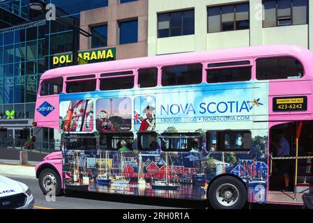 Halifax, Canada - le 2 août 2023 : un autobus rose Gary Line avec des photos annonçant la Nouvelle-Écosse, y compris la ville pittoresque de Lunenburg, roule sur S Banque D'Images