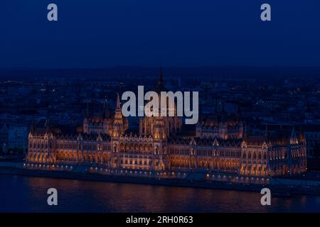 Splendeur nocturne du Parlement de Budapest sur le Danube. Banque D'Images