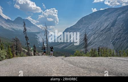Parc national Banff, Alberta, Canada – 05 août 2023 : deux personnes se tiennent devant un point de vue qui regarde dans la vallée de la rivière Saskatchewan Nord Banque D'Images