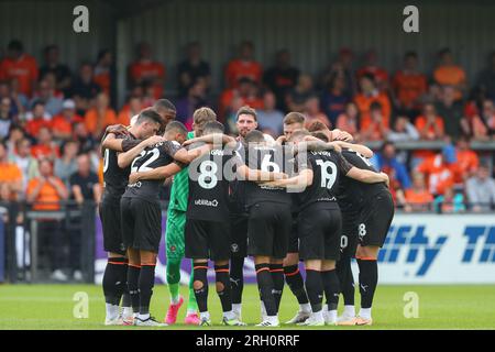 Exeter, Royaume-Uni. 12 août 2023. Les joueurs de Blackpool forment un caucus avant le match de Sky Bet League 1 Exeter City vs Blackpool à St James' Park, Exeter, Royaume-Uni, le 12 août 2023 (photo de Gareth Evans/News Images) à Exeter, Royaume-Uni le 8/12/2023. (Photo Gareth Evans/News Images/Sipa USA) crédit : SIPA USA/Alamy Live News Banque D'Images