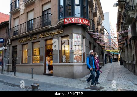 Une promenade en couple par Dulces Mallorquina le long de la Calle Lorenzo Segura à Astorga, Leon, Espagne. Banque D'Images