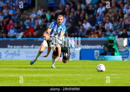 John Smith's Stadium, Huddersfield, Angleterre - 12 août 2023 Dennis Praet (26) de Leicester City est fauché par Michal Helik (5) de Huddersfield Town - pendant le jeu Huddersfield Town v Leicester City, Sky Bet Championship, 2023/24, John Smith's Stadium, Huddersfield, Angleterre - 12 août 2023 crédit : Mathew Marsden/WhiteRosePhotos/Alamy Live News Banque D'Images