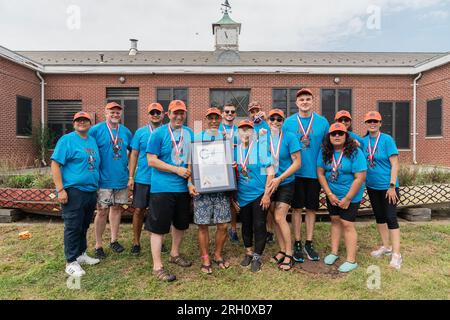 New York, États-Unis. 12 août 2023. L'équipe du contrôleur de la ville avec Brad Lander (4e à partir de la gauche) pose après avoir remporté la course au Hong Kong Dragon Boat Festival au Flushing Meadows Park à New York le 12 août 2023. Il y avait une course entre les équipes du maire, du contrôleur de la ville et du président de Queens Borought et l'équipe du contrôleur de la ville a remporté la course tandis que l'équipe du maire a terminé 2e. (Photo de Lev Radin/Sipa USA) crédit : SIPA USA/Alamy Live News Banque D'Images