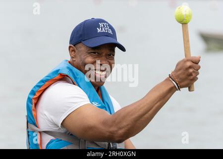 Le maire Eric Adams participe à la course du festival de bateaux-dragons de Hong Kong au parc Flushing Meadows à New York le 12 août 2023 Banque D'Images