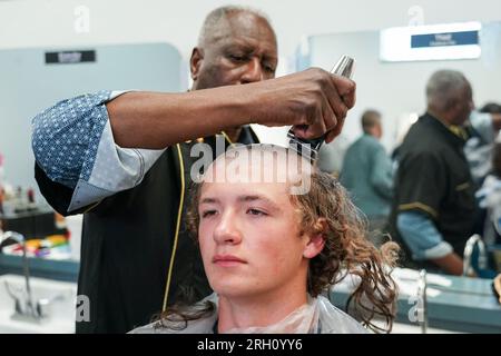 Charleston, États-Unis. 12 août 2023. Un étudiant entrant de première année connu sous le nom de Knob a la tête rasée le jour de la matriculation au Citadel Military College à Charleston, Caroline du Sud, le samedi 12 août 2023. Les recrues des cadets sont arrivées par une journée chaude et humide record pour commencer l'introduction traditionnelle connue sous le nom de semaine de l'enfer. Photo de Richard Ellis/UPI crédit : UPI/Alamy Live News Banque D'Images