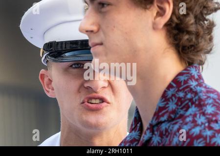 Charleston, États-Unis. 12 août 2023. Un étudiant entrant de première année connu sous le nom de Knob reçoit le troisième degré par un cadet supérieur alors qu'il attend son affectation d'unité le jour de la matriculation au Citadel Military College à Charleston, Caroline du Sud, le samedi 12 août 2023. Les recrues des cadets sont arrivées par une journée chaude et humide record à Charleston. Photo de Richard Ellis/UPI crédit : UPI/Alamy Live News Banque D'Images