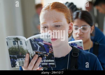 Charleston, États-Unis. 12 août 2023. Les nouveaux étudiants de première année connus sous le nom de Knobs étudient le livre de règles Guideon alors qu'ils attendent la délivrance d'uniformes le jour de la matriculation au Citadel Military College à Charleston, Caroline du Sud, le samedi 12 août 2023. Les cadets sont tenus de mémoriser le guide, également appelé connaissance des boutons. Photo de Richard Ellis/UPI crédit : UPI/Alamy Live News Banque D'Images