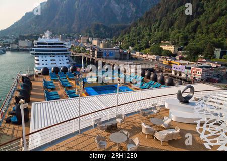 Port amarré de Juneau, Carnival Panorama 'Luminosa' Cruise Ship (premier plan) PM Light, surplombant les attractions touristiques, Gastineau Channel, Alaska. Banque D'Images