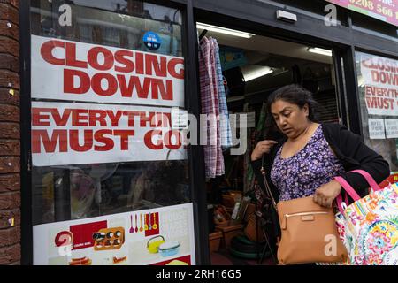 Londres, Royaume-Uni. 12 août 2023. Shopper passe devant un magasin avec un panneau indiquant “fermeture, tout doit aller” à Londres. Malgré la persistance d'une inflation élevée, le Royaume-Uni a connu une légère hausse économique au deuxième trimestre, soutenue par la solide performance de juin, selon les données officielles de vendredi. Crédit : SOPA Images Limited/Alamy Live News Banque D'Images