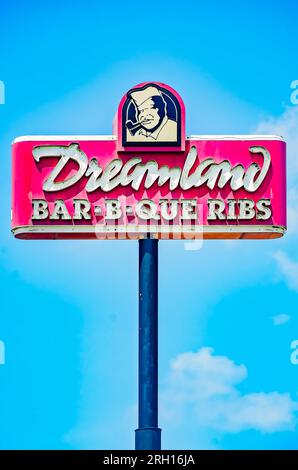 Dreamland Bar-B-que Ribs est annoncé sur une enseigne au néon, le 12 août 2023, à Mobile, Alabama. Dreamland BBQ a été créé à Tuscaloosa, Alabama en 1958. Banque D'Images