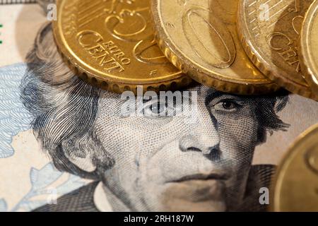 Cinquante centimes d'euro sont sur le billet de banque, les pièces et les billets de 50 euros utilisés en Europe et dans l'Union européenne Banque D'Images