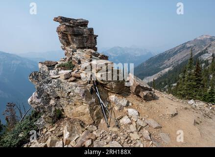 Bâtons de randonnée s'appuyant sur une formation rocheuse au sommet d'une montagne à Golden, Colombie-Britannique, Canada Banque D'Images
