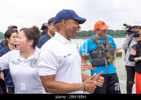 New York, États-Unis. 12 août 2023. NEW YORK, NEW YORK - 12 AOÛT : le maire de New York, Eric Adams, participe au 31e Festival des bateaux-dragons de Hong Kong à New York (HKDBF-NY) au Flushing Meadows Corona Park le 12 août 2023 dans le quartier Queens de New York. Il y a eu une course entre les équipes du maire, du contrôleur municipal et du président de Queens Borough et l'équipe du contrôleur municipal a remporté la course tandis que l'équipe du maire a terminé 2e. Crédit : Ron Adar/Alamy Live News Banque D'Images