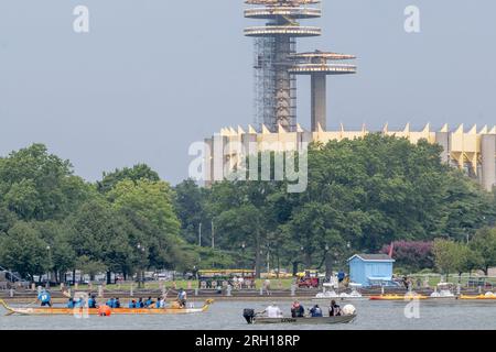 New York, États-Unis. 12 août 2023. NEW YORK, NEW YORK - 12 AOÛT : le maire de New York, Eric Adams, participe au 31e Festival des bateaux-dragons de Hong Kong à New York (HKDBF-NY) au Flushing Meadows Corona Park le 12 août 2023 dans le quartier Queens de New York. Il y a eu une course entre les équipes du maire, du contrôleur municipal et du président de Queens Borough et l'équipe du contrôleur municipal a remporté la course tandis que l'équipe du maire a terminé 2e. Crédit : Ron Adar/Alamy Live News Banque D'Images