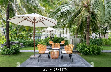 tables et chaises en bambou et rotin dans un jardin tropical calme et verdoyant Banque D'Images