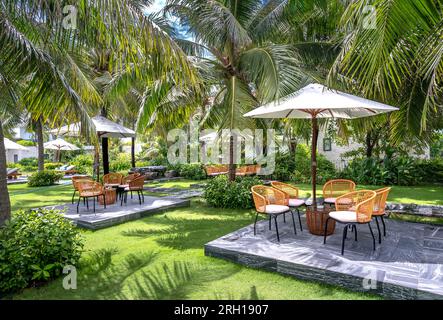 tables et chaises en bambou et rotin dans un jardin tropical calme et verdoyant Banque D'Images