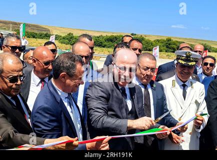 (230813) -- EL TARF, 13 août 2023 (Xinhua) -- le Premier ministre algérien Ayman Benabderrahmane coupe le ruban lors de la cérémonie d'inauguration du "projet de 84 km" de l'autoroute est-Ouest algérienne dans la province d'El Tarf, Algérie, le 12 août 2023. Une autoroute algérienne emblématique construite pour relier 17 provinces a été achevée et la société chinoise CITIC Construction a livré samedi son dernier segment de 84 km. (CITIC Construction Algérie/document via Xinhua) Banque D'Images