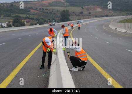 (230813) -- EL TARF, 13 août 2023 (Xinhua) -- les travailleurs préparent les derniers préparatifs pour l'ouverture à la circulation de la section est-Ouest de 84 km de l'autoroute est dans la province d'El Tarf, Algérie, le 1 juillet 2023. Une autoroute algérienne emblématique construite pour relier 17 provinces a été achevée et la société chinoise CITIC Construction a livré samedi son dernier segment de 84 km. (CITIC Construction Algérie/document via Xinhua) Banque D'Images