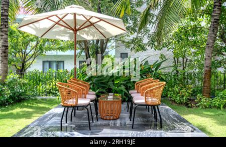 tables et chaises en bambou et rotin dans un jardin tropical calme et verdoyant Banque D'Images