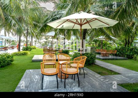 tables et chaises en bambou et rotin dans un jardin tropical calme et verdoyant Banque D'Images