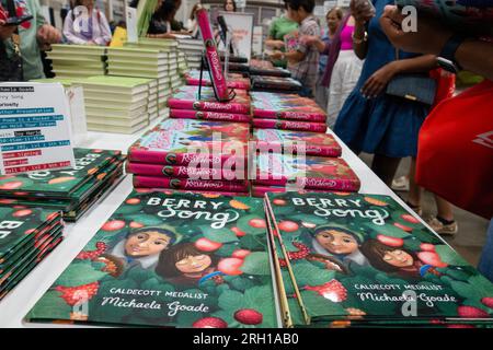 Washington, États-Unis. 13 août 2023. Les lecteurs visitent le 23rd Library of Congress National Book Festival à Washington, DC, États-Unis, le 12 août 2023. Le festival est un événement littéraire annuel qui réunit des auteurs à succès, des conférences d'auteurs, des tables rondes, des signatures de livres et d'autres activités. Crédit : Liu Jie/Xinhua/Alamy Live News Banque D'Images