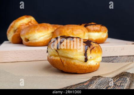 Frits dans l'huile berlinoise beignes avec farce, dessert de délicieux et doux beignes avec farce Banque D'Images