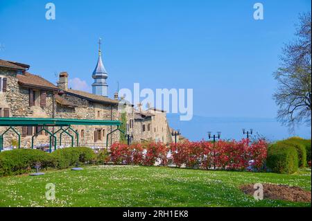 Un paysage autour du village d'Yvoire par une journée ensoleillée. Yvoire situé sur les rives du lac Léman. Les touristes visitent toujours le village en prenant un ferry de N Banque D'Images