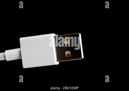 fil en plastique blanc avec connexion usb de l'équipement, fils pour la connexion de divers appareils électroniques Banque D'Images